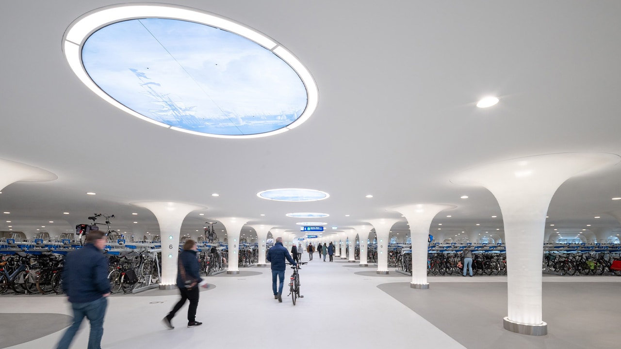 Parkgarage für Fahrräder, die sich unter Wasser befindet