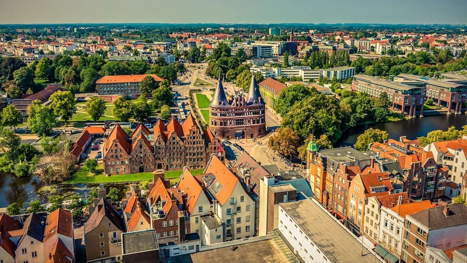 Baukunst - Backstein und Beton im Dialog – Konermann + Siegmund modernisieren Lübecker Traditionsbühne